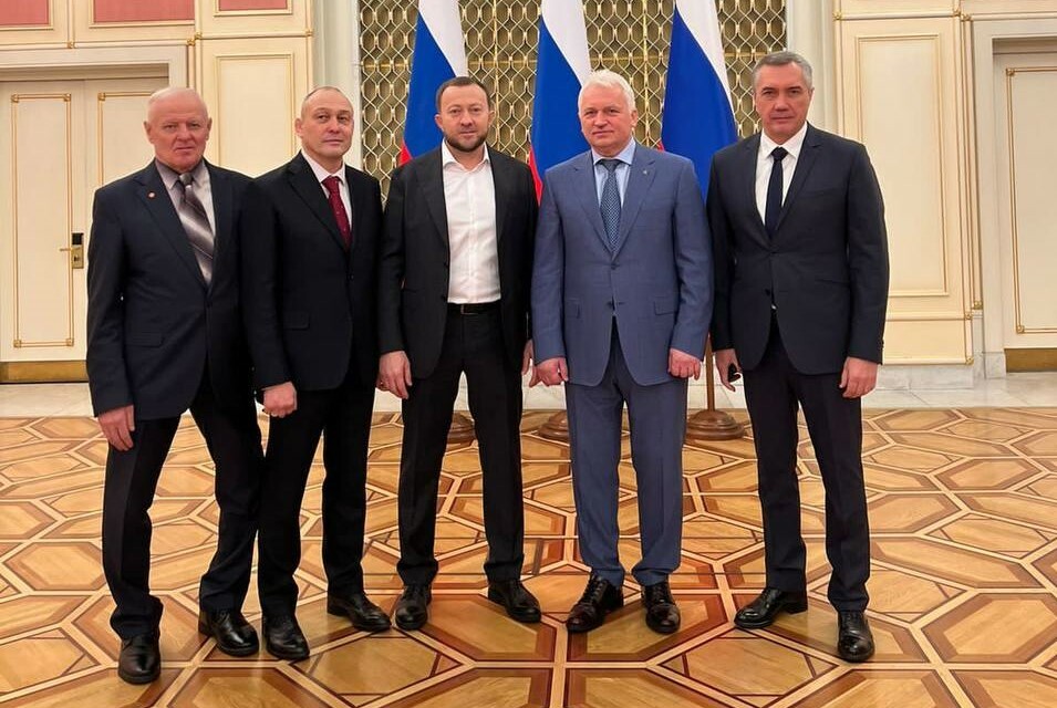 Глава Камчатки поздравил вице-президента Федерации самбо региона с получением звания «Заслуженный работник физической культуры Российской Федерации»