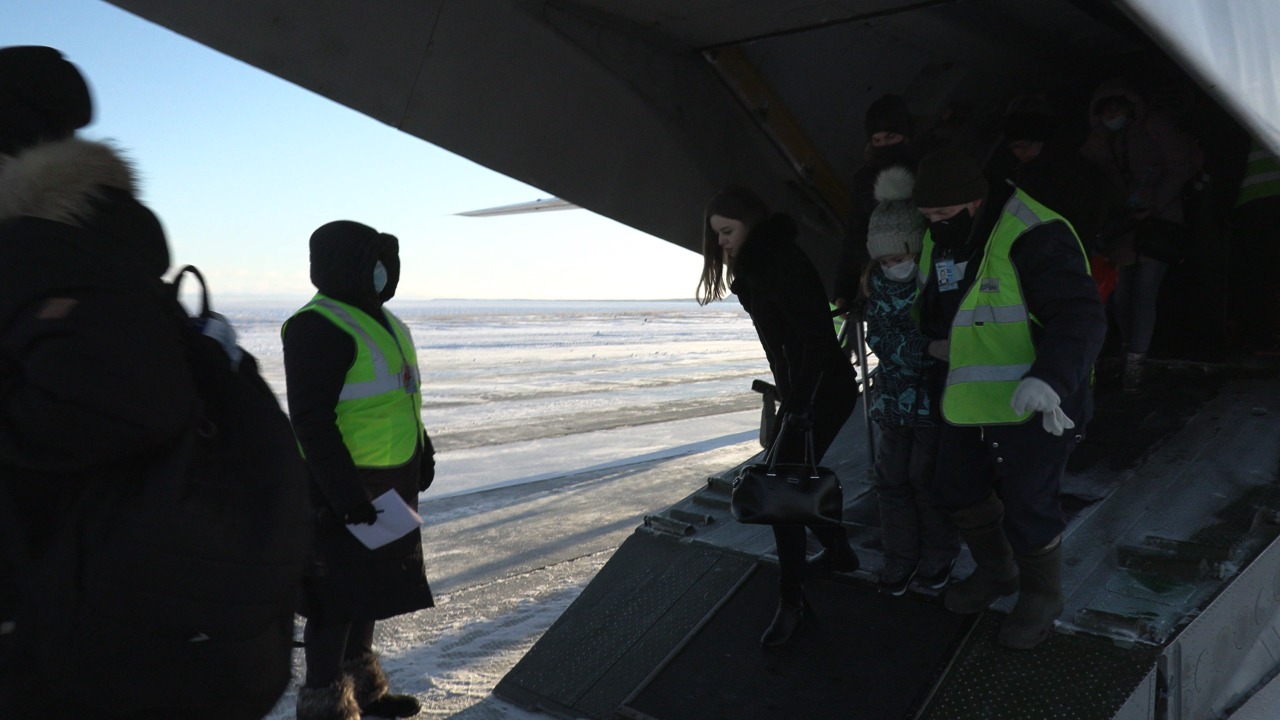 Когда прилетит самолет петропавловский камчатку. Петропавловск-камчатский самолет. Когда прилетит самолет петропавловский камчатку. Аэропорт елизово петропавловск-камчатский. Аэропорт петропавловск-камчатский.